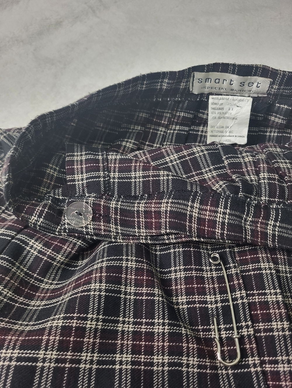 Smart Set 90s Plaid A-Line Buckle Skirt in Black and Burgundy. Size 11 - Picture 9 of 9
